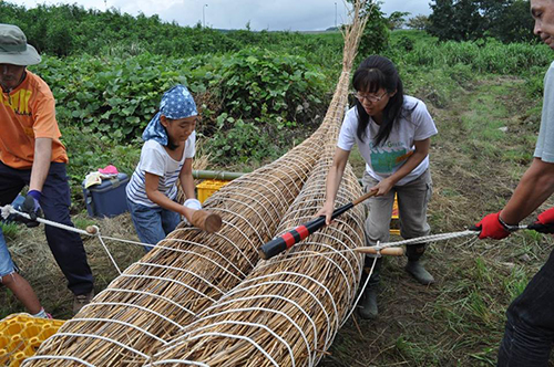 思い切り叩きながら、同時に両側でロープを引き締める